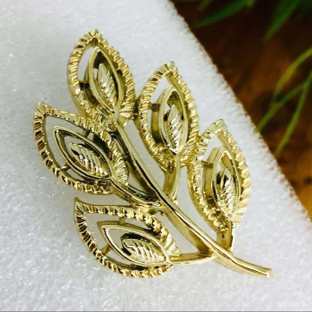 Vintage 70s Signed Gerry’s Branching leaf gold Brooch 4266